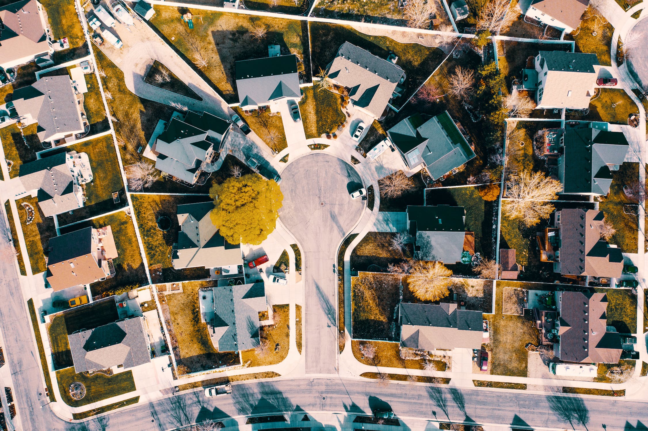 A row of homes sitting around a cul-de-sac as seen from above.